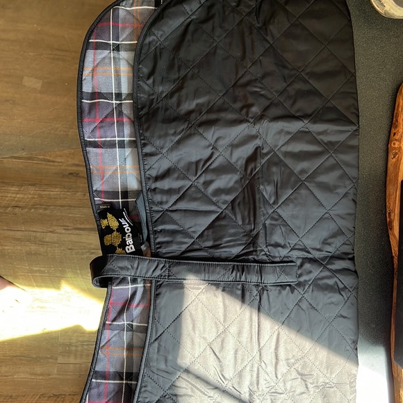 Quilted lined tags on Barbour dog jacket - Picture 2 of 4